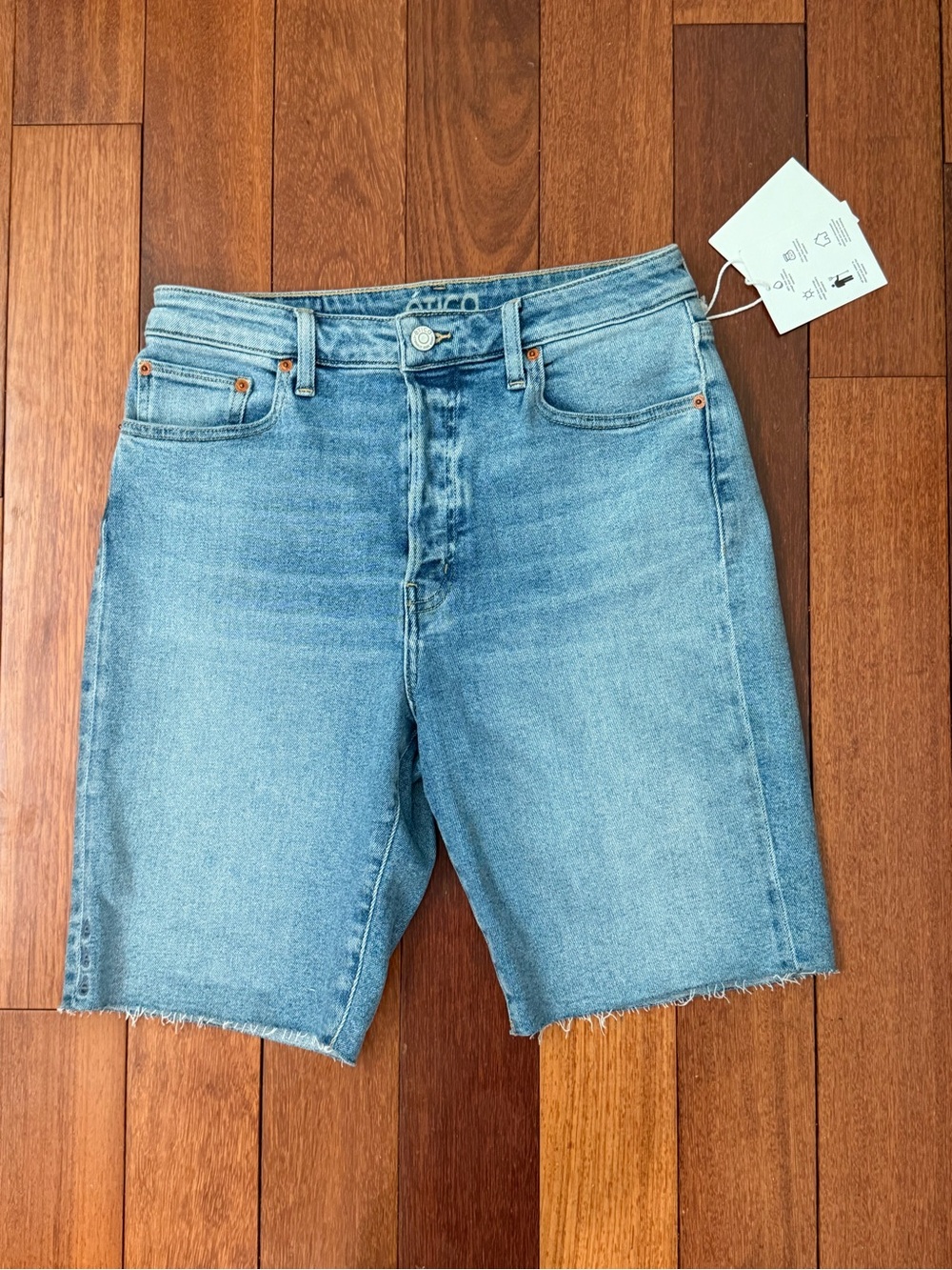 NWT Ética Brandi Boy Long Denim Shorts Light Wash Size 30 Bermuda Jorts